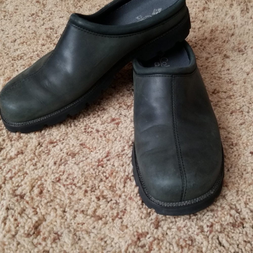 Columbia leather mules